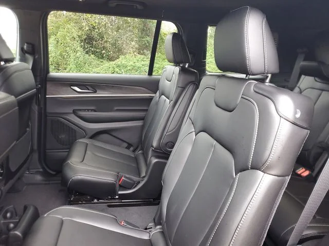 New 2025 Diamond Black Crystal Pearl-Coat Exterior Paint Jeep Limited image 10