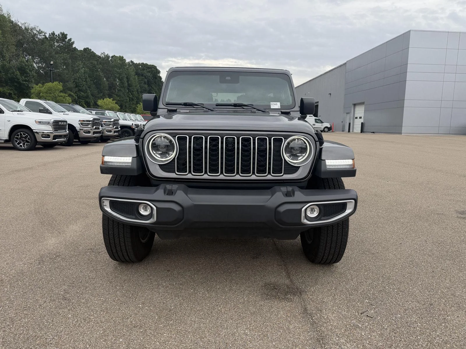 Used 2025 Granite Crystal Metallic Clearcoat Jeep Sahara image 2