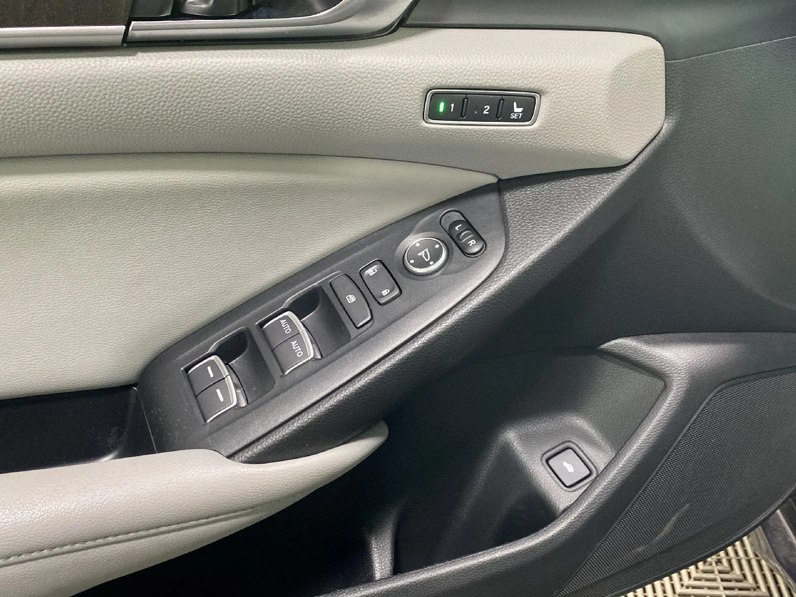 Used 2018 Modern Steel Metallic Honda Touring image 26