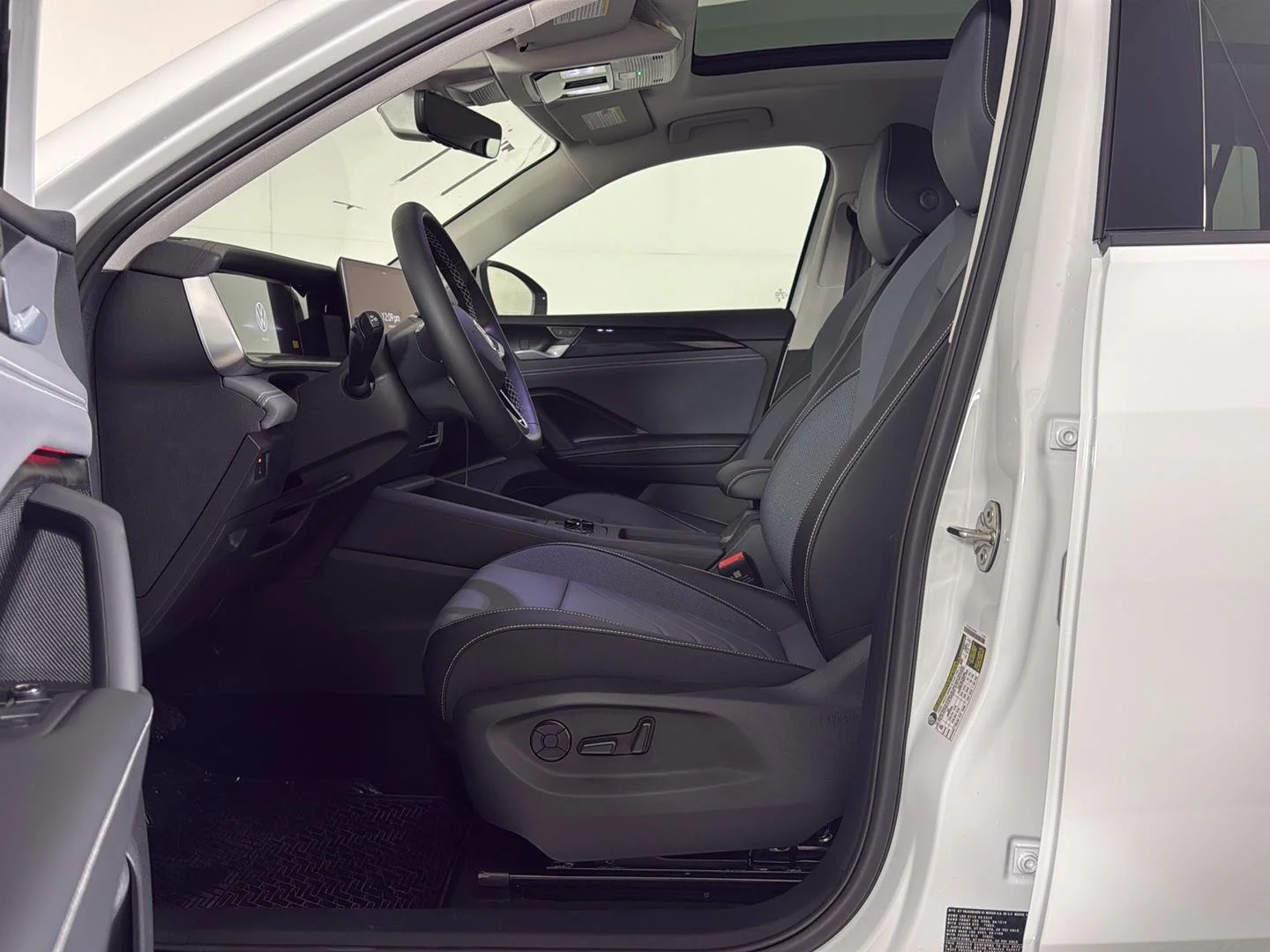 New 2026 Pure White Volkswagen SE image 11