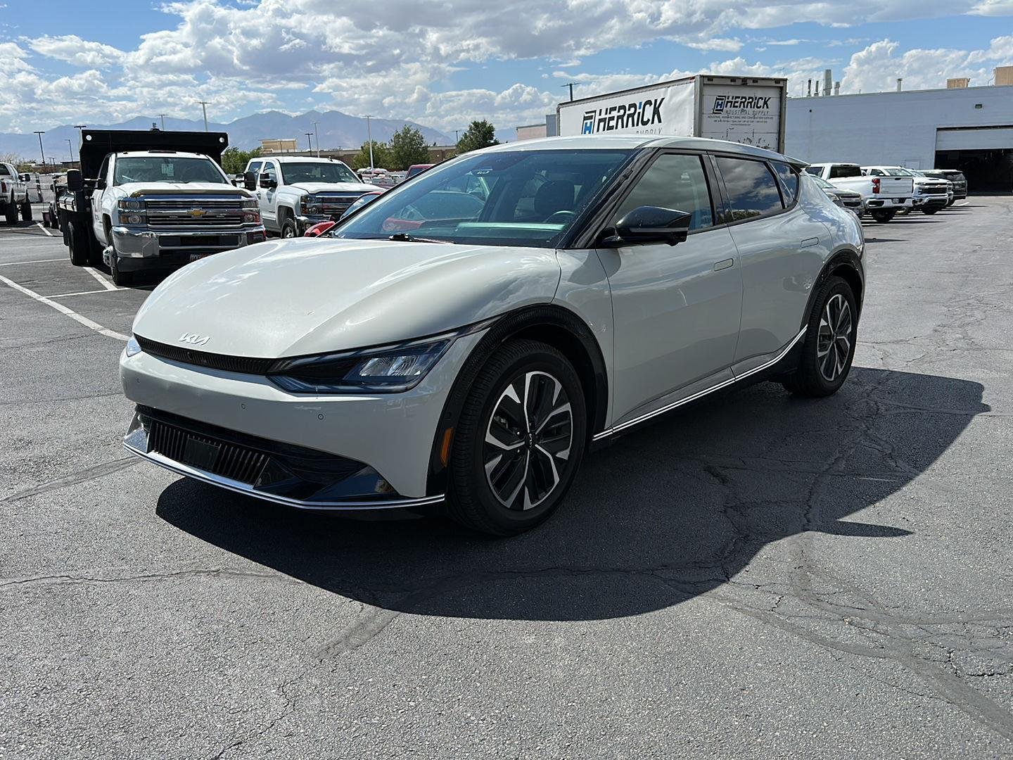 Used 2022 White Kia Wind image 3