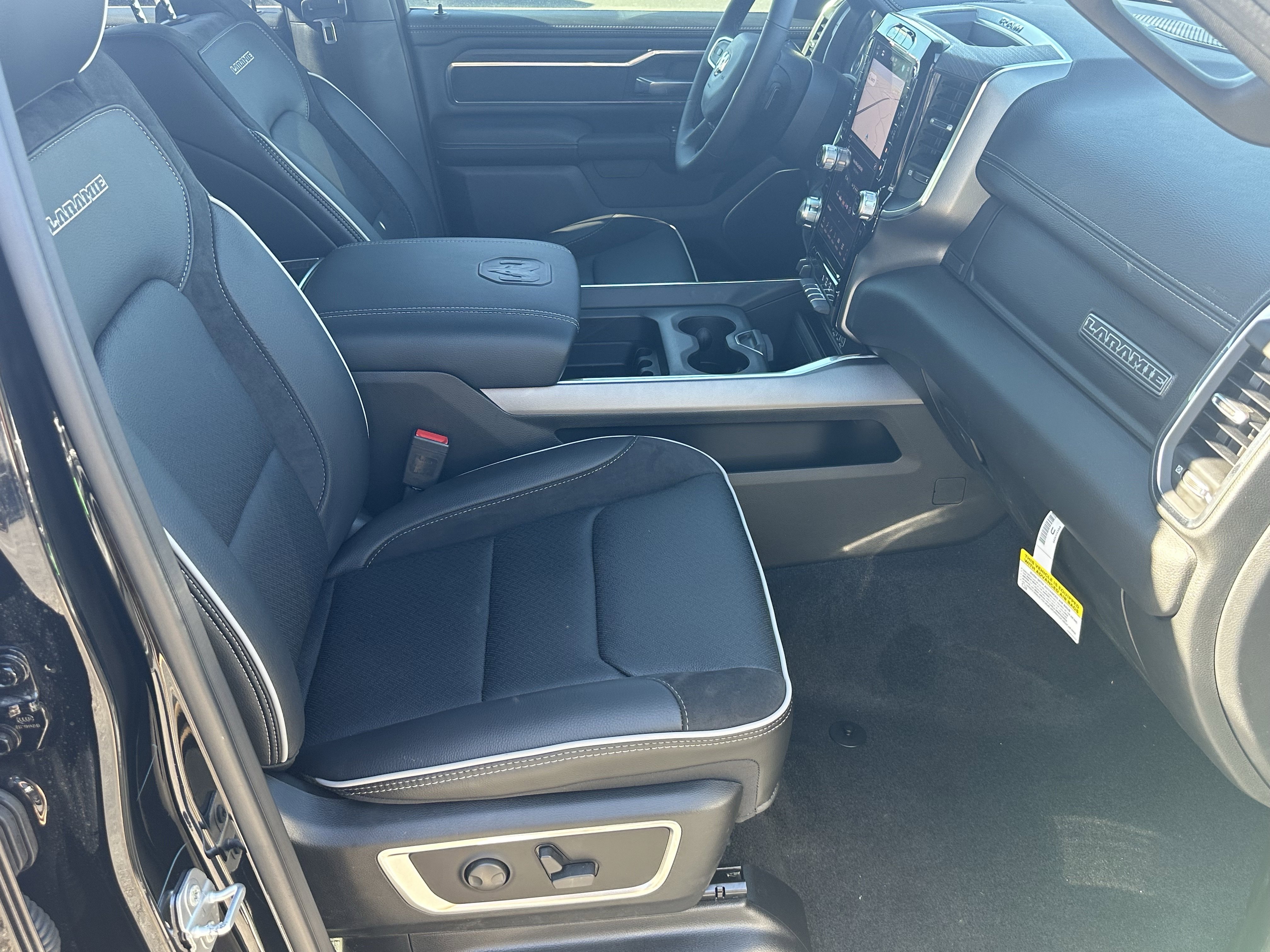 New 2026 Diamond Black Crystal Pearl-Coat Exterior Paint RAM Laramie image 14