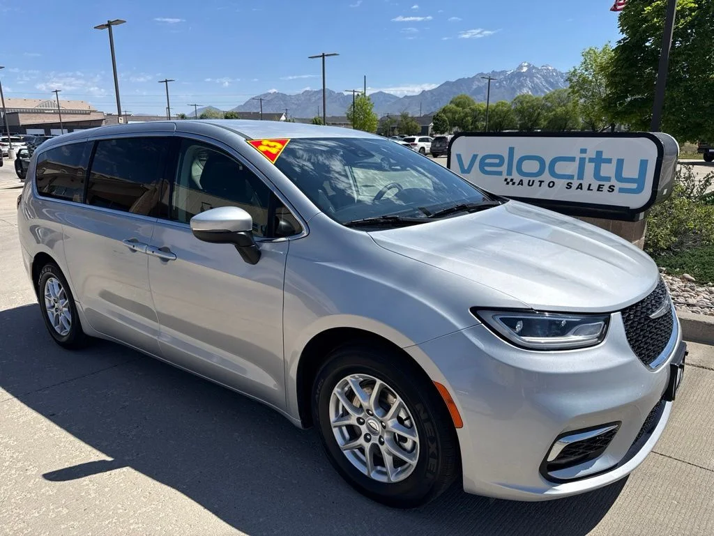 2023 Chrysler Pacifica Touring L's photo