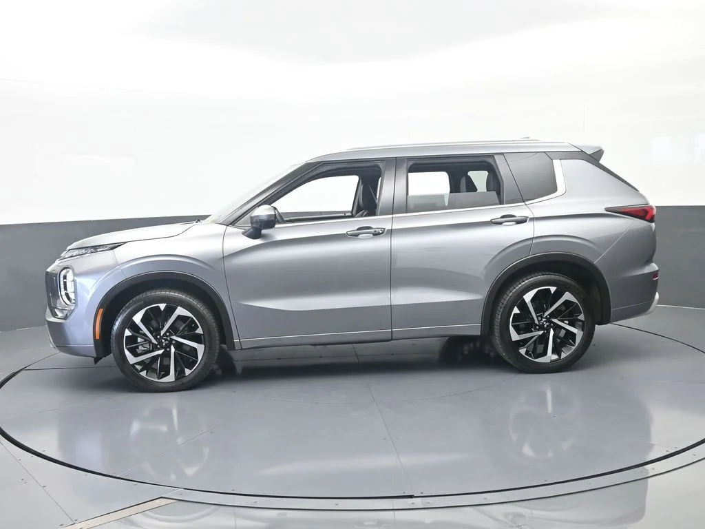 Used 2022 Silver Mitsubishi SEL image 7