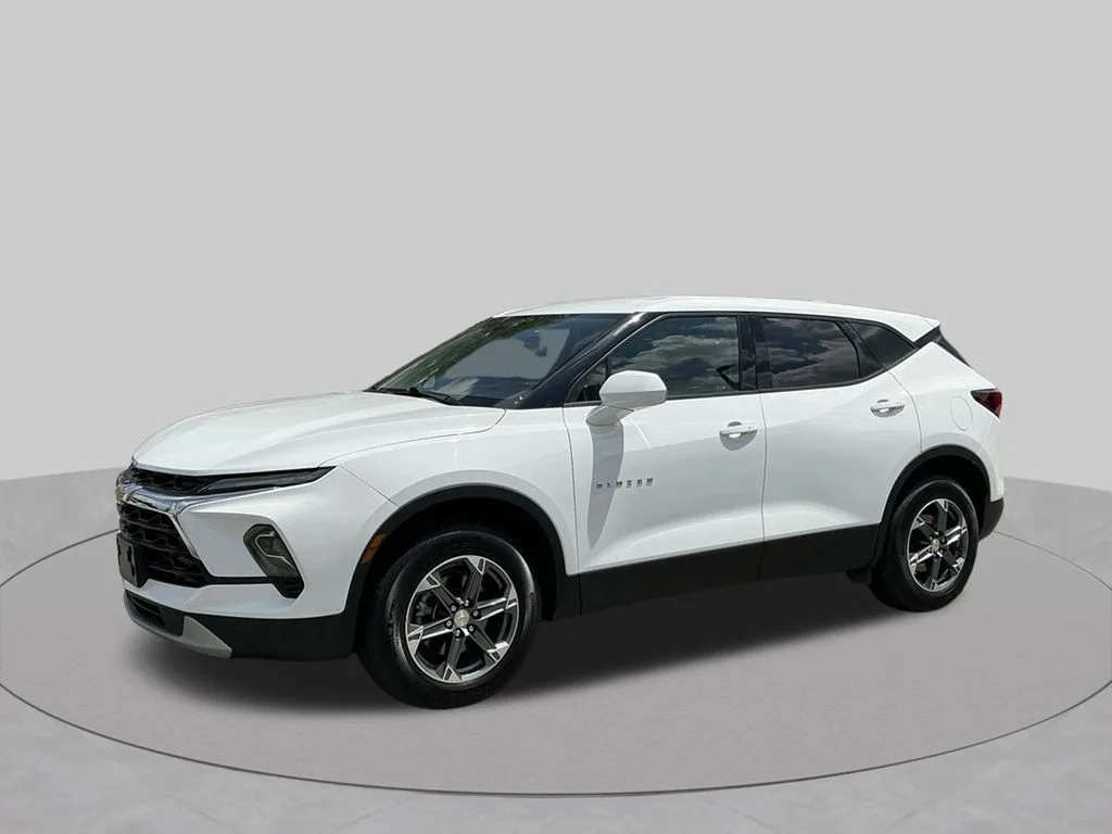 Used 2025 White Chevrolet LT image 2