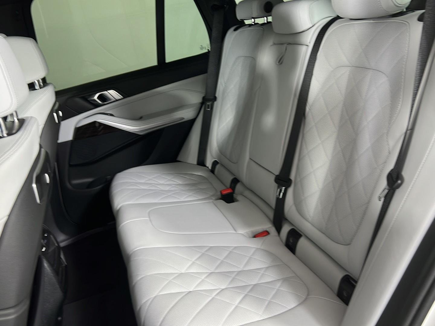 Certified Used 2024 Alpine White BMW xDrive40i image 4