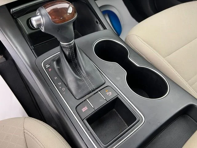 Used 2018 Red Kia LX image 22