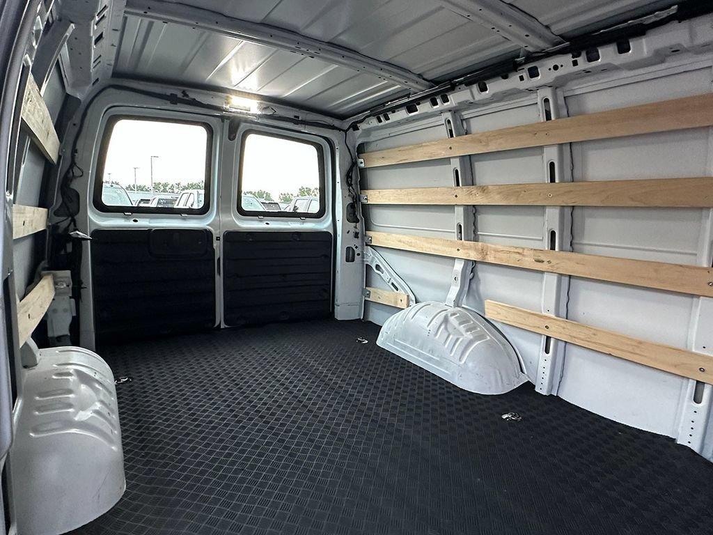 Used 2025 Summit White GMC Work Van image 15