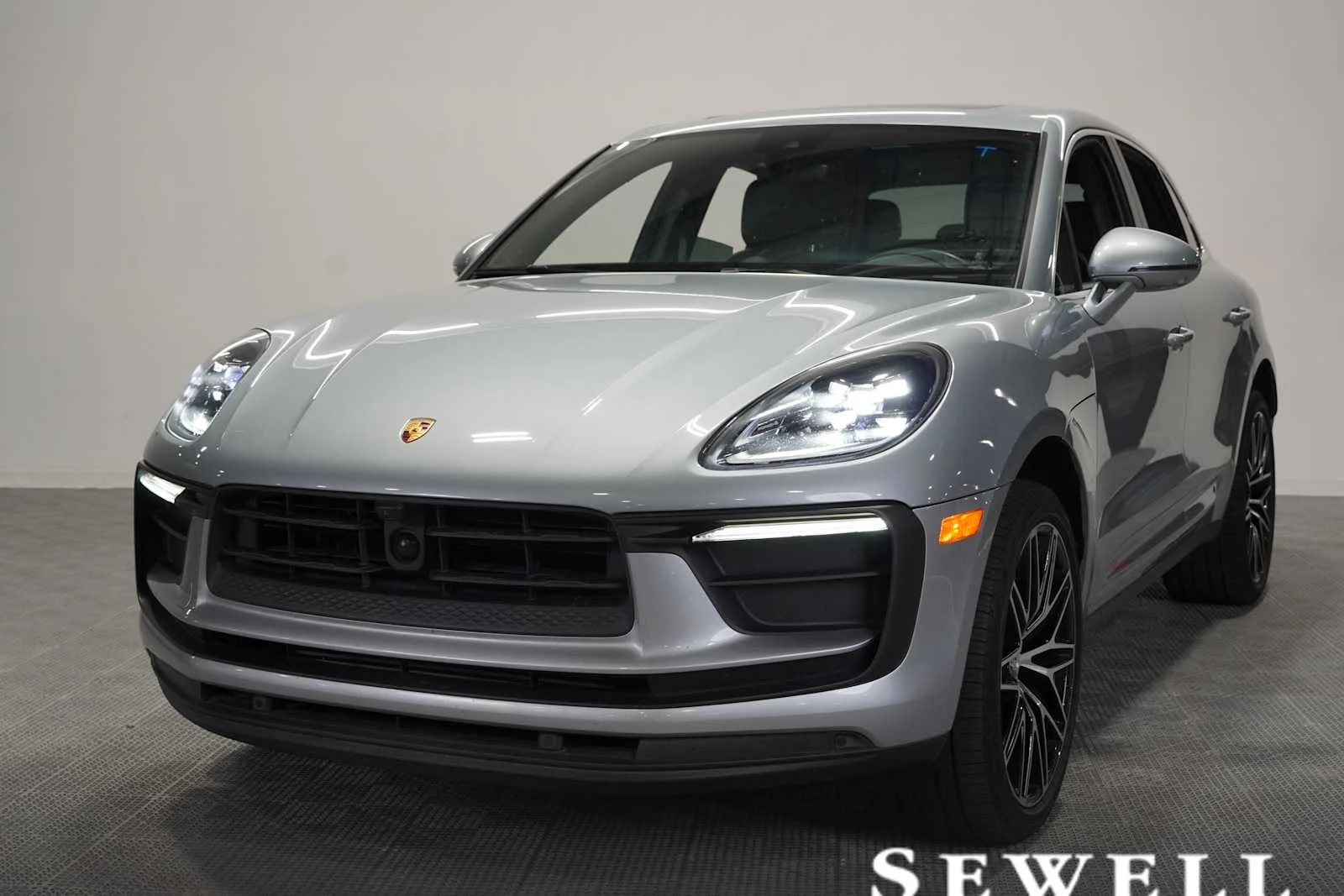 2023 Porsche Macan's photo