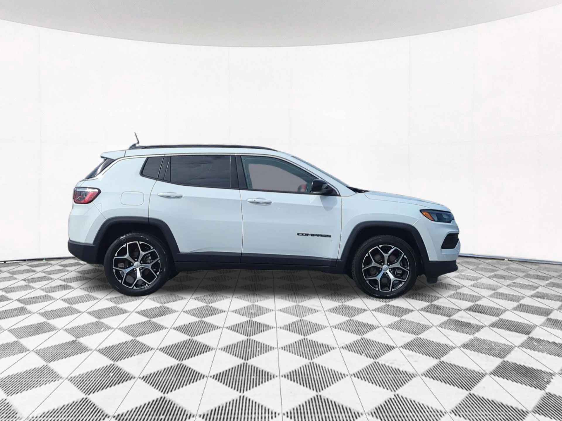 Used 2024  Jeep Latitude image 7