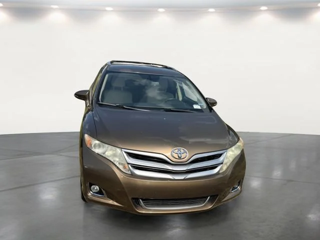 Used 2013 Gold Toyota LE image 7
