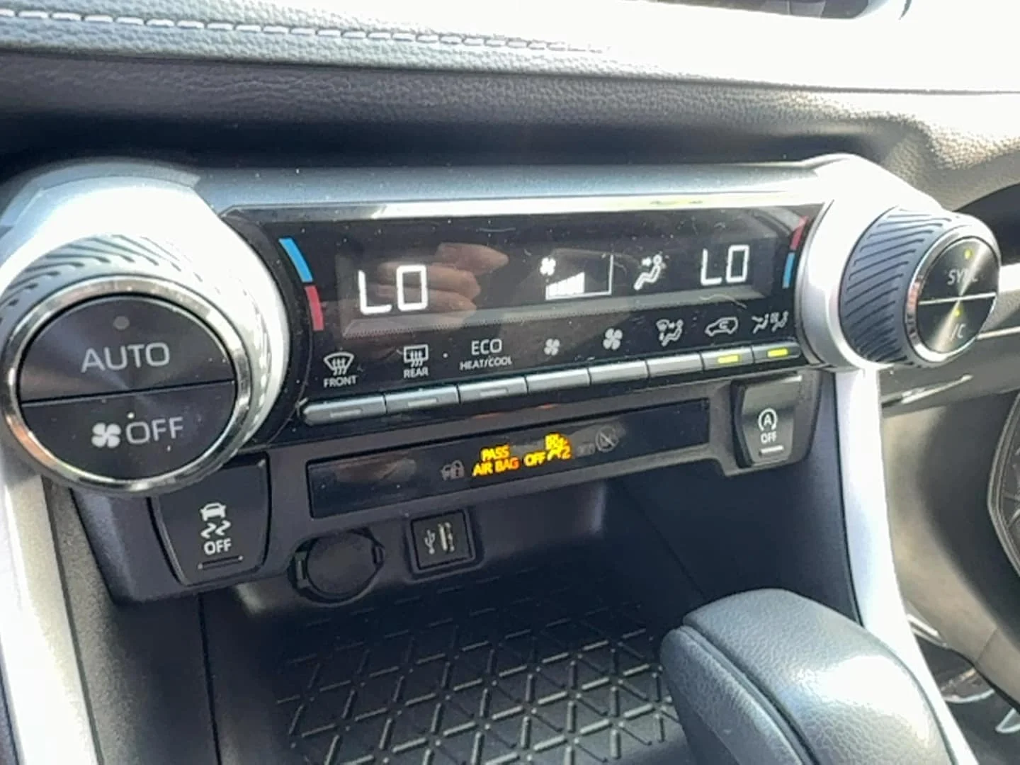 Used 2025 White Toyota XLE image 20