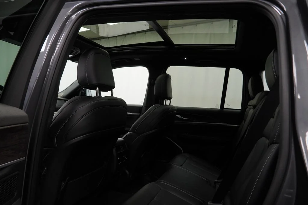 New 2026 Baltic Gray Metallic Clear-Coat Exterior Paint Jeep Limited Reserve image 18