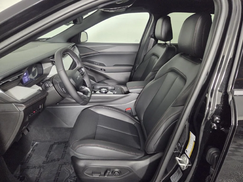 New 2026 Diamond Black Crystal Pearl-Coat Exterior Paint Jeep Limited image 8