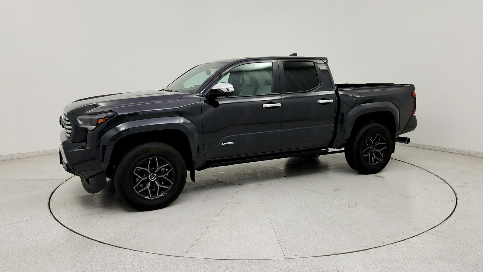 Used 2024  Toyota Limited image 3