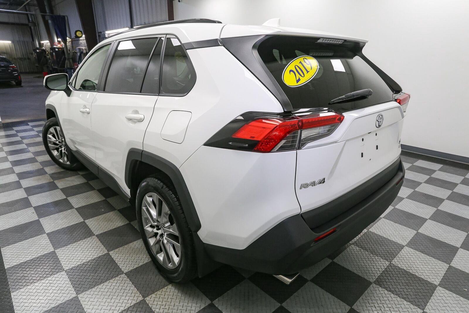 Used 2019 Super White Toyota XLE Premium image 9