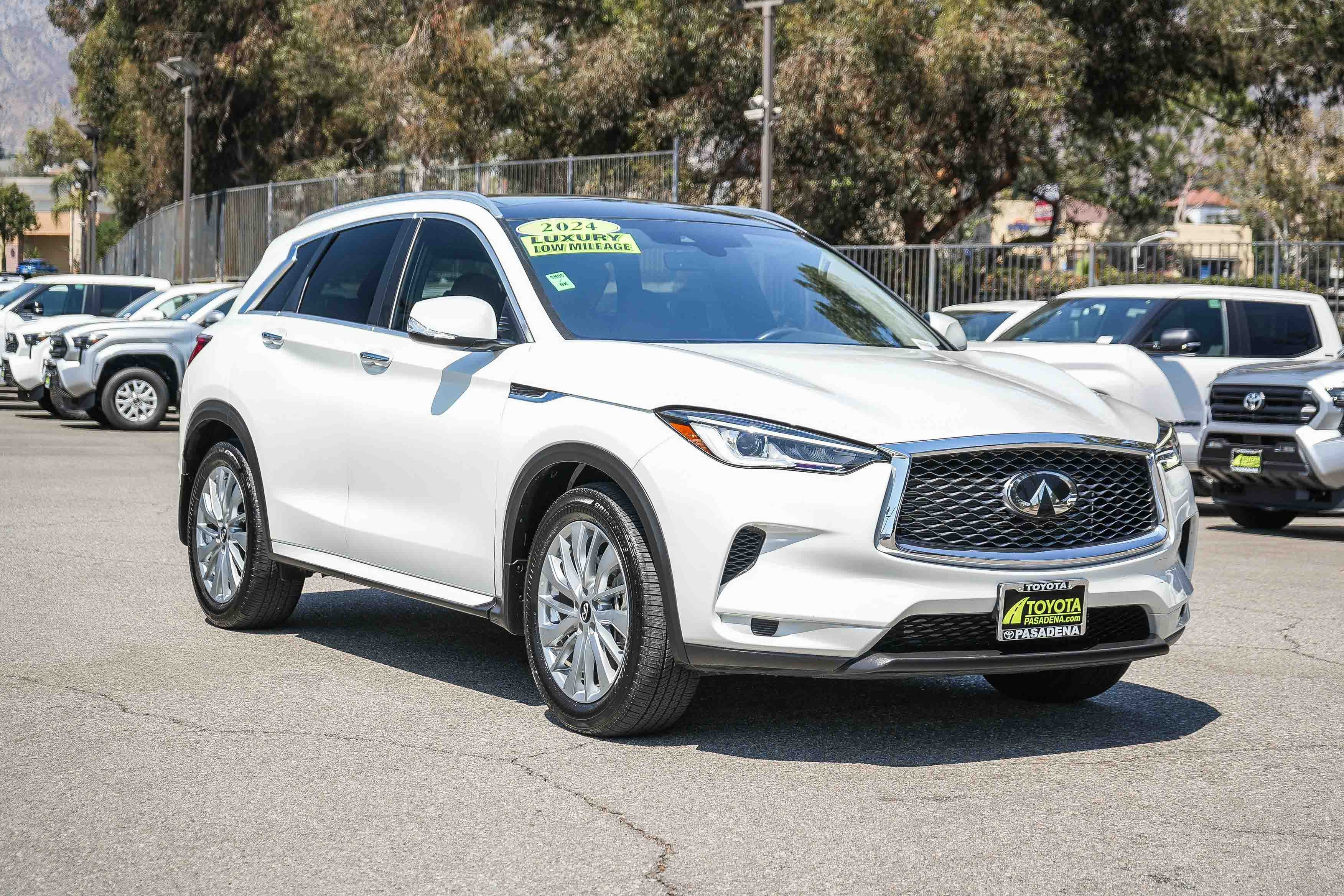Used 2024 RADIANT WHITE INFINITI LUXE image 3