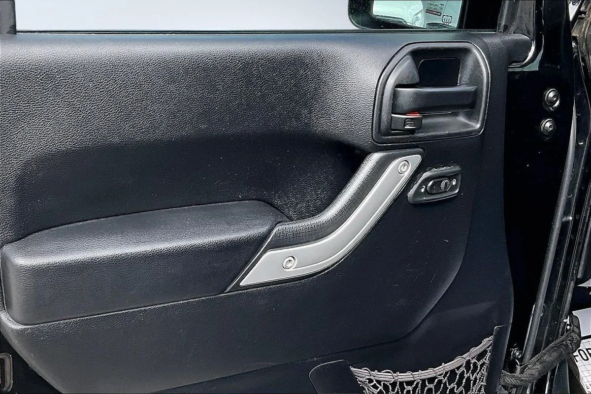 Used 2015 Black Jeep X image 17