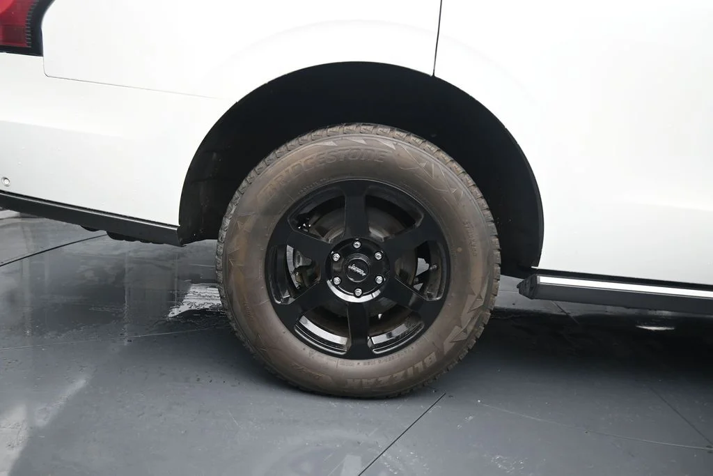 Used 2021 White Ford Limited image 9
