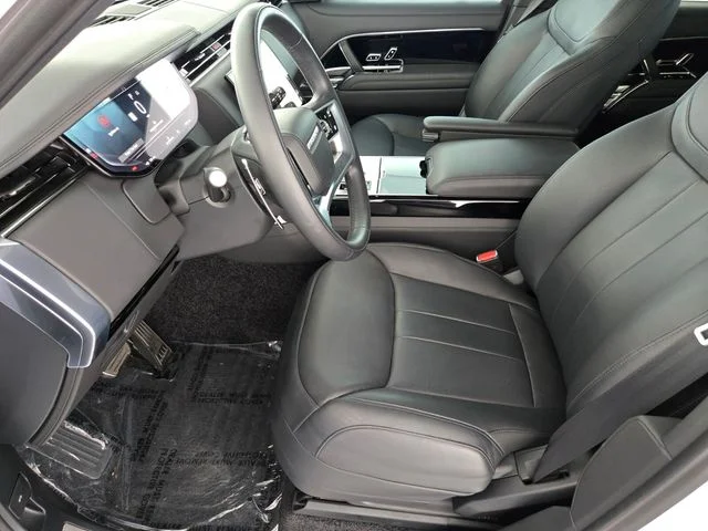 Used 2024  Land Rover SE image 10
