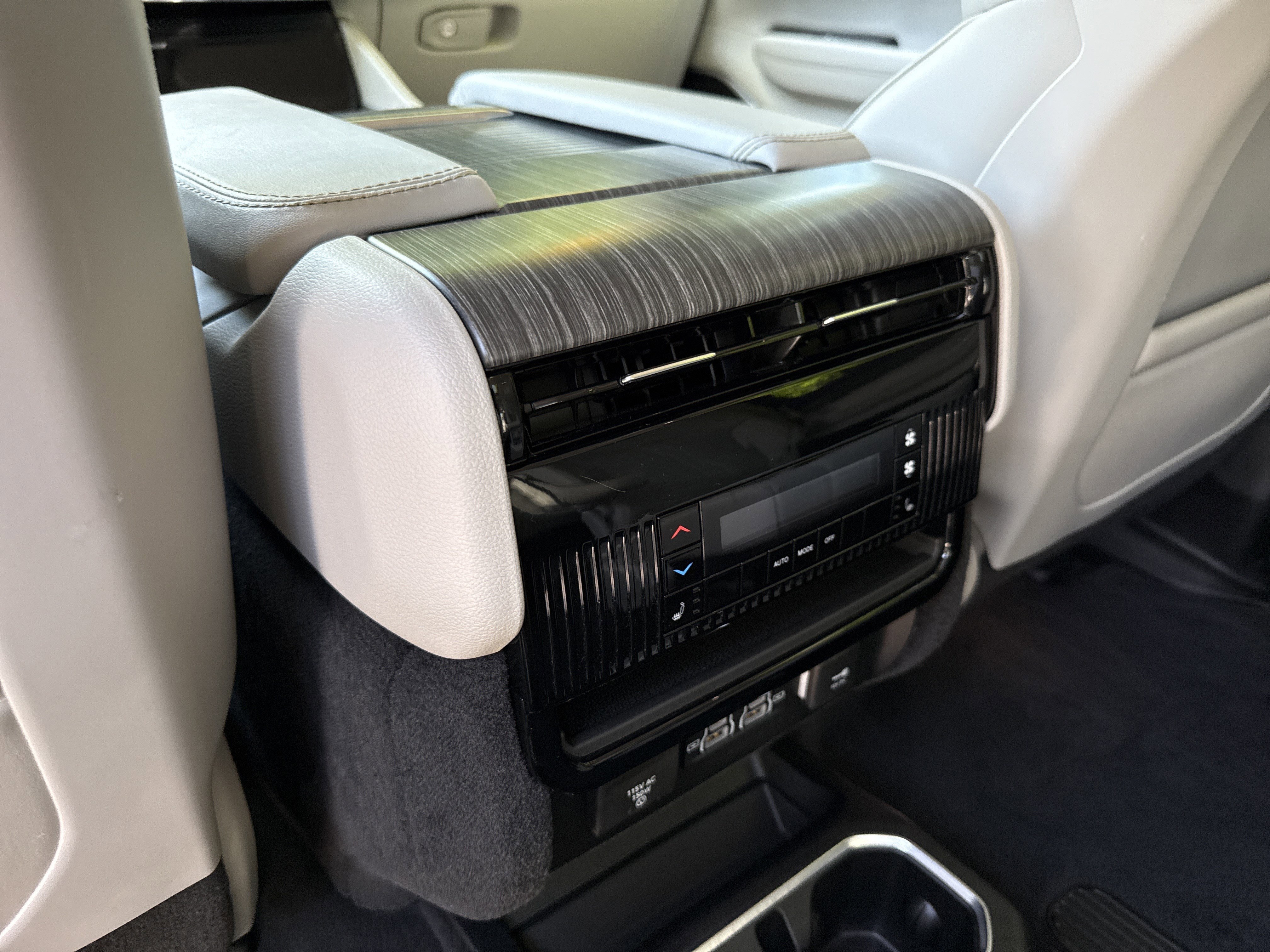 Used 2024 Diamond Black Crystal Pearlcoat Jeep Series II image 25