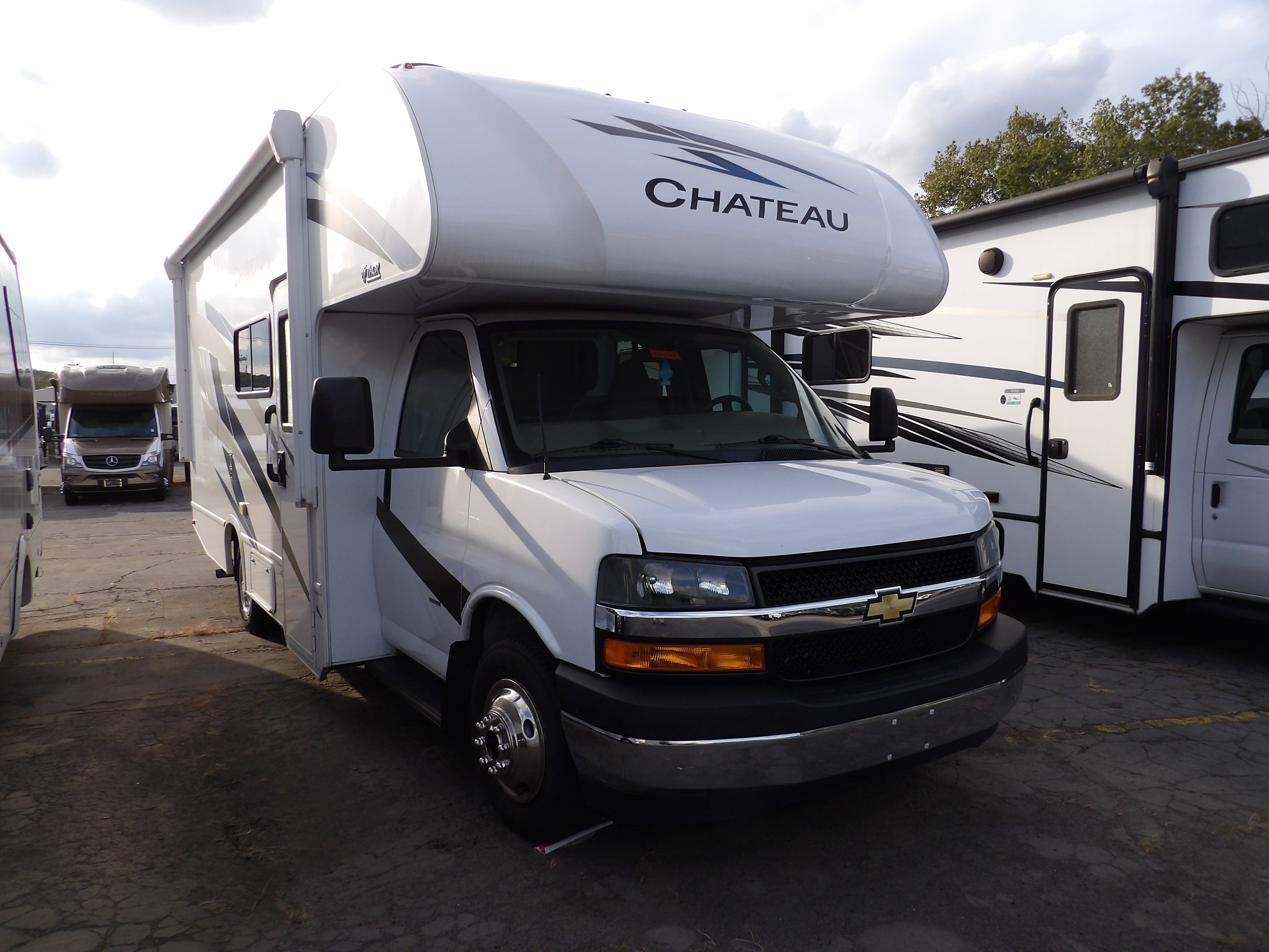 Used 2024 Summit White Thor M22B image 2