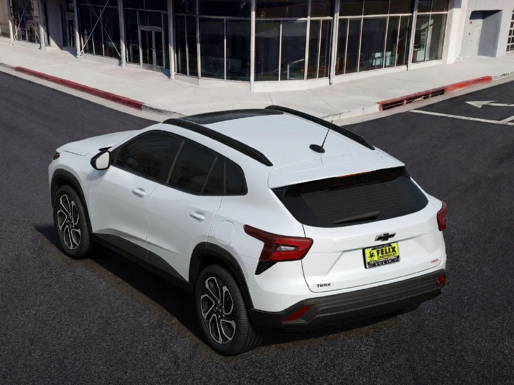New 2026 Summit White Chevrolet 2RS image 2