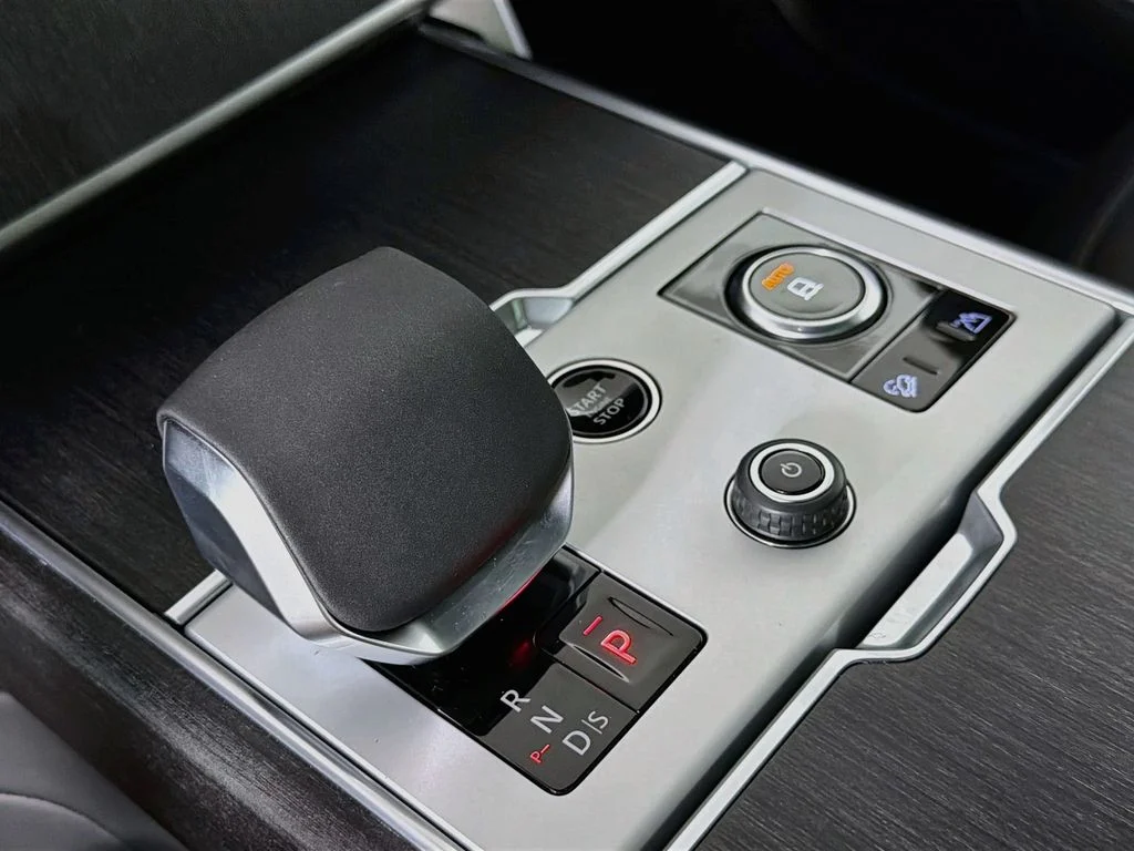 New 2027 Santorini Black Land Rover SE image 17