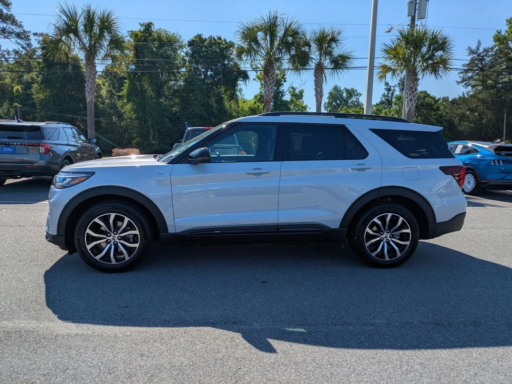 New 2026 Space White Metallic Ford ST-Line image 7