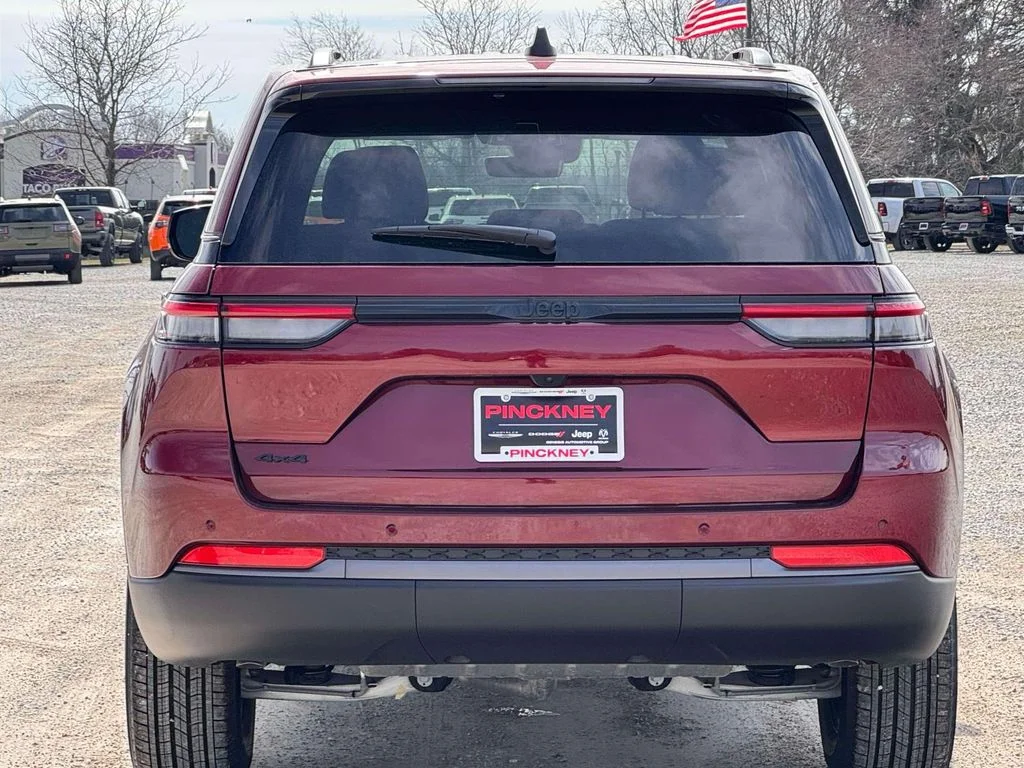 New 2026 Velvet Red Pearl-Coat Exterior Paint Jeep Altitude image 7