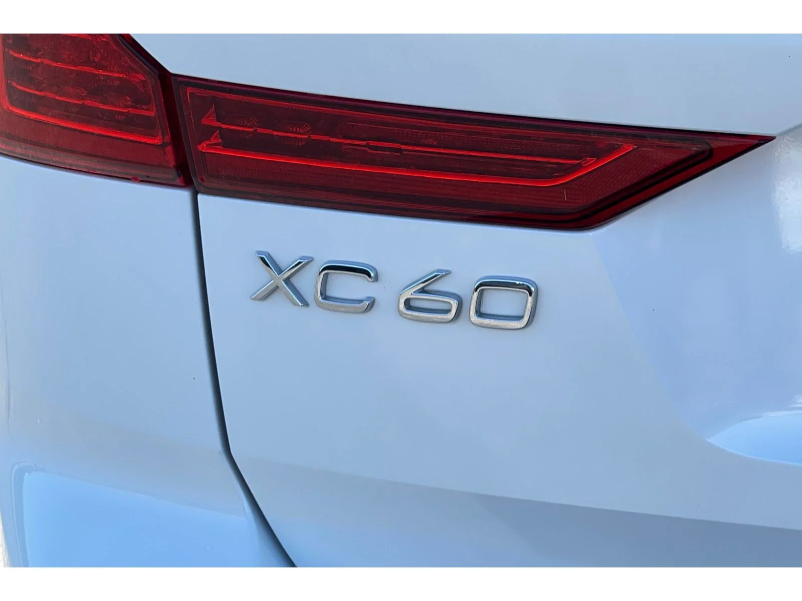 Used 2018 Ice White Volvo Momentum image 50