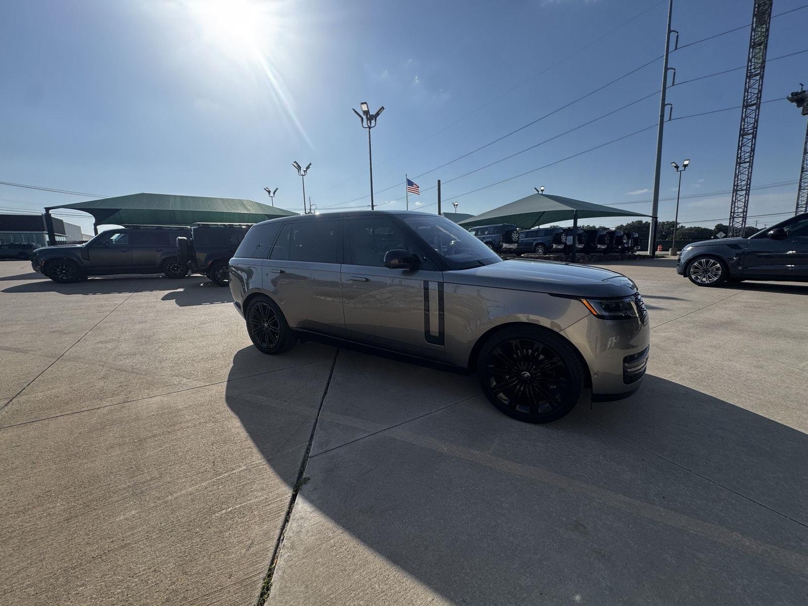 Used 2023 Silicon Silver Premium Metallic Land Rover SE image 9