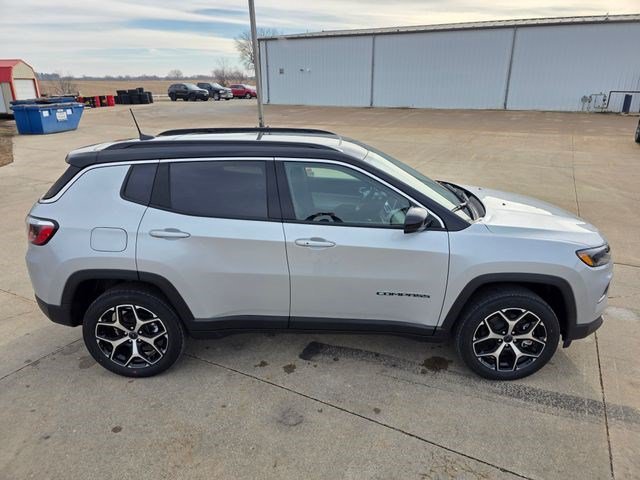New 2026 Silver Zynith Metallic Clear-Coat Exterior Paint Jeep Limited image 8
