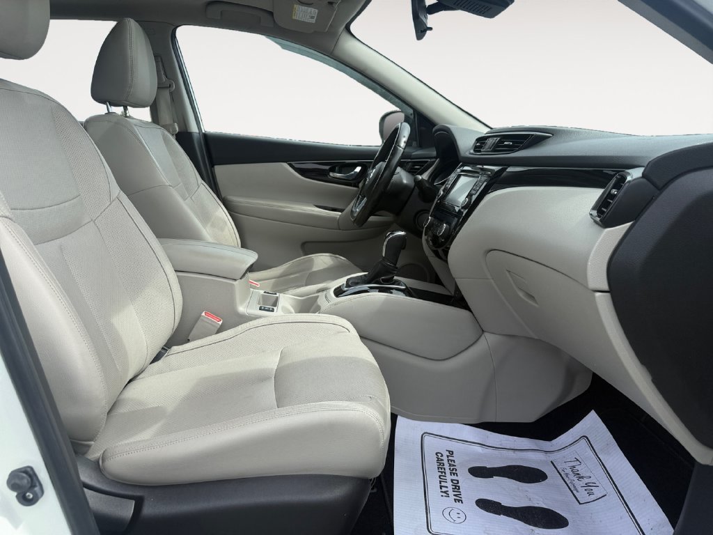 Used 2018 White Nissan SL image 15