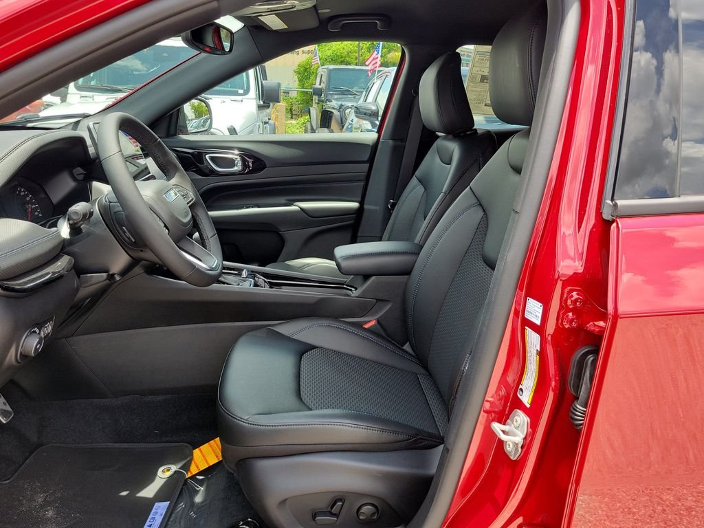 New 2026 Red Hot Pearl-Coat Exterior Paint Jeep Latitude image 15
