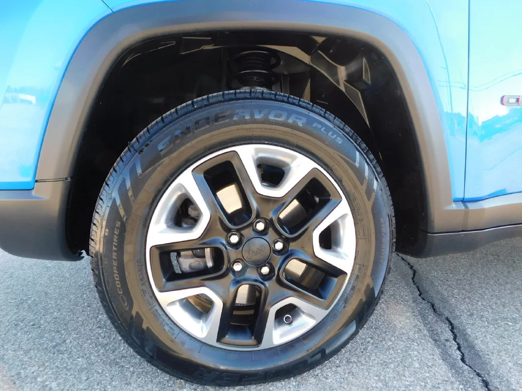 Used 2018 Blue Jeep Trailhawk image 10