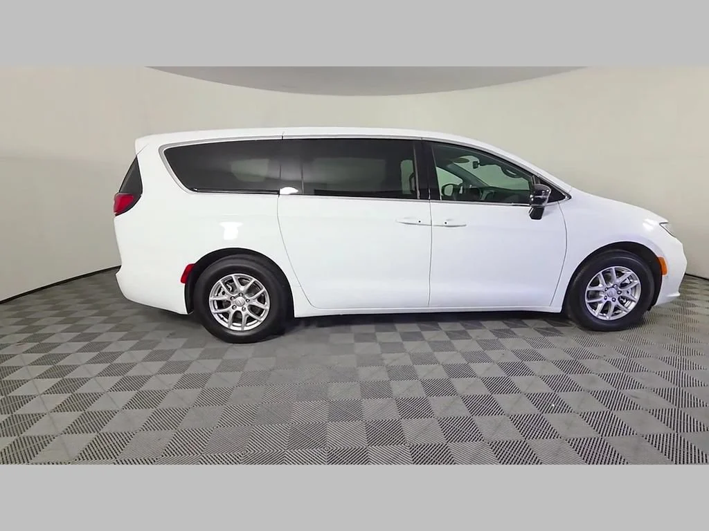 New 2026 Bright White Clear-Coat Exterior Paint Chrysler Select image 23