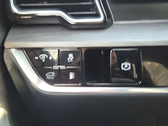 Used 2024 Black Kia X-Line image 12