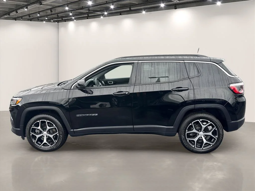 Used 2024 Diamond Black Crystal Pearlcoat Jeep Limited image 4
