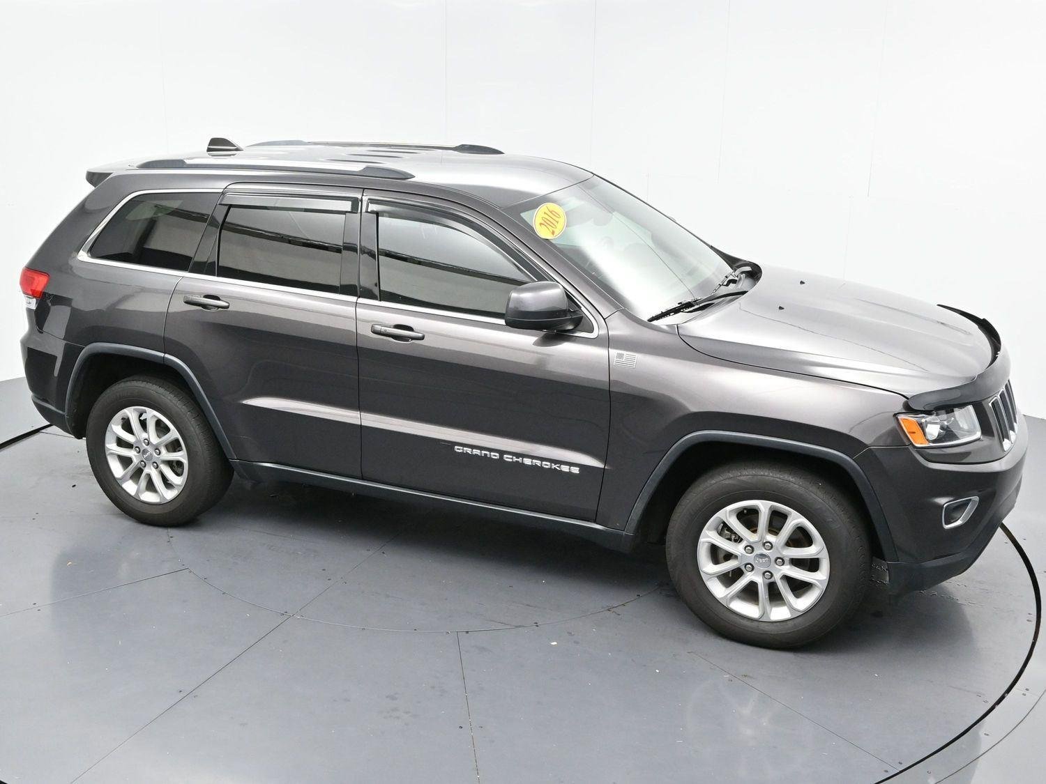 Used 2016 Granite Crystal Metallic Clearcoat Jeep Laredo image 35