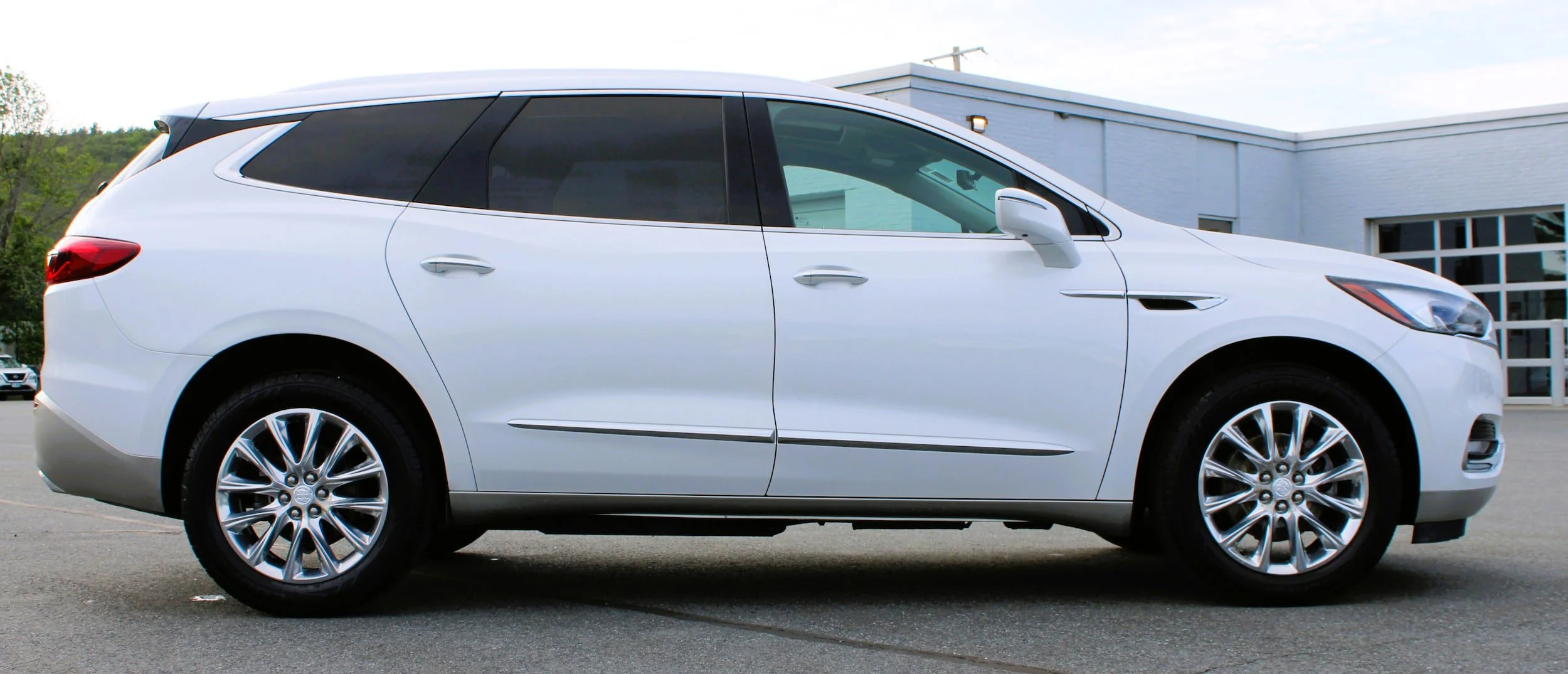 Used 2018 White Frost Tricoat Buick Premium image 6