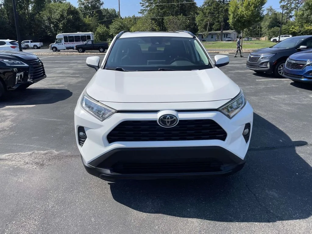 Used 2019  Toyota XLE image 2