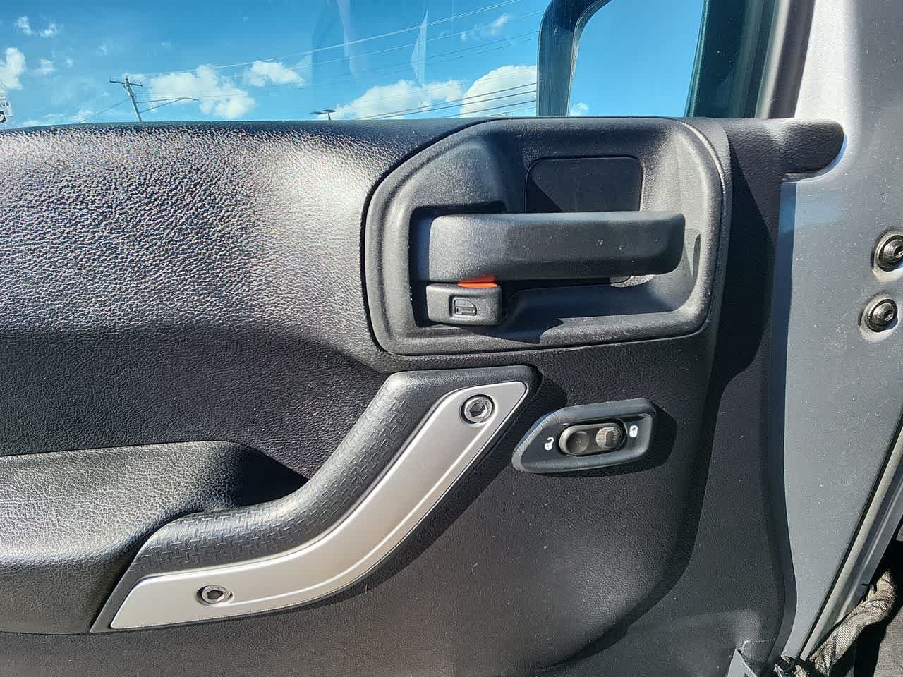 Used 2016 Silver Jeep Sahara image 11