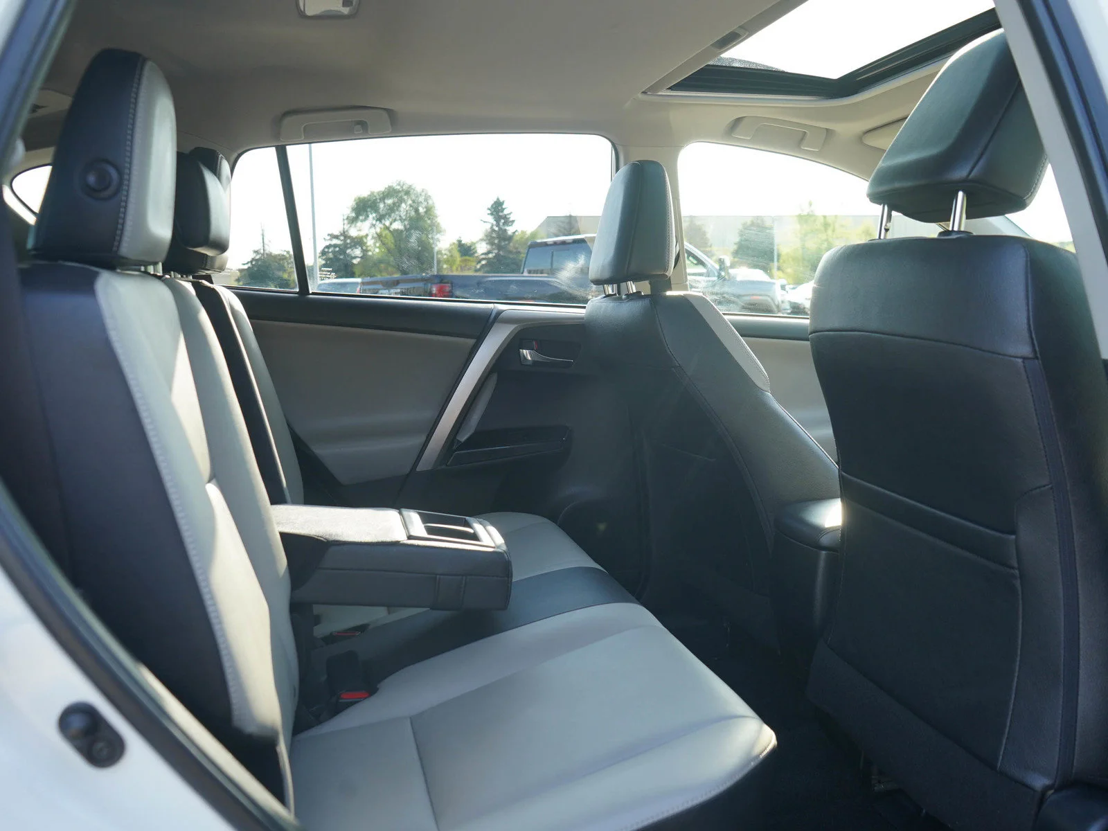 Used 2018 White Toyota 4D WAGON HYBRID LIMITED image 12