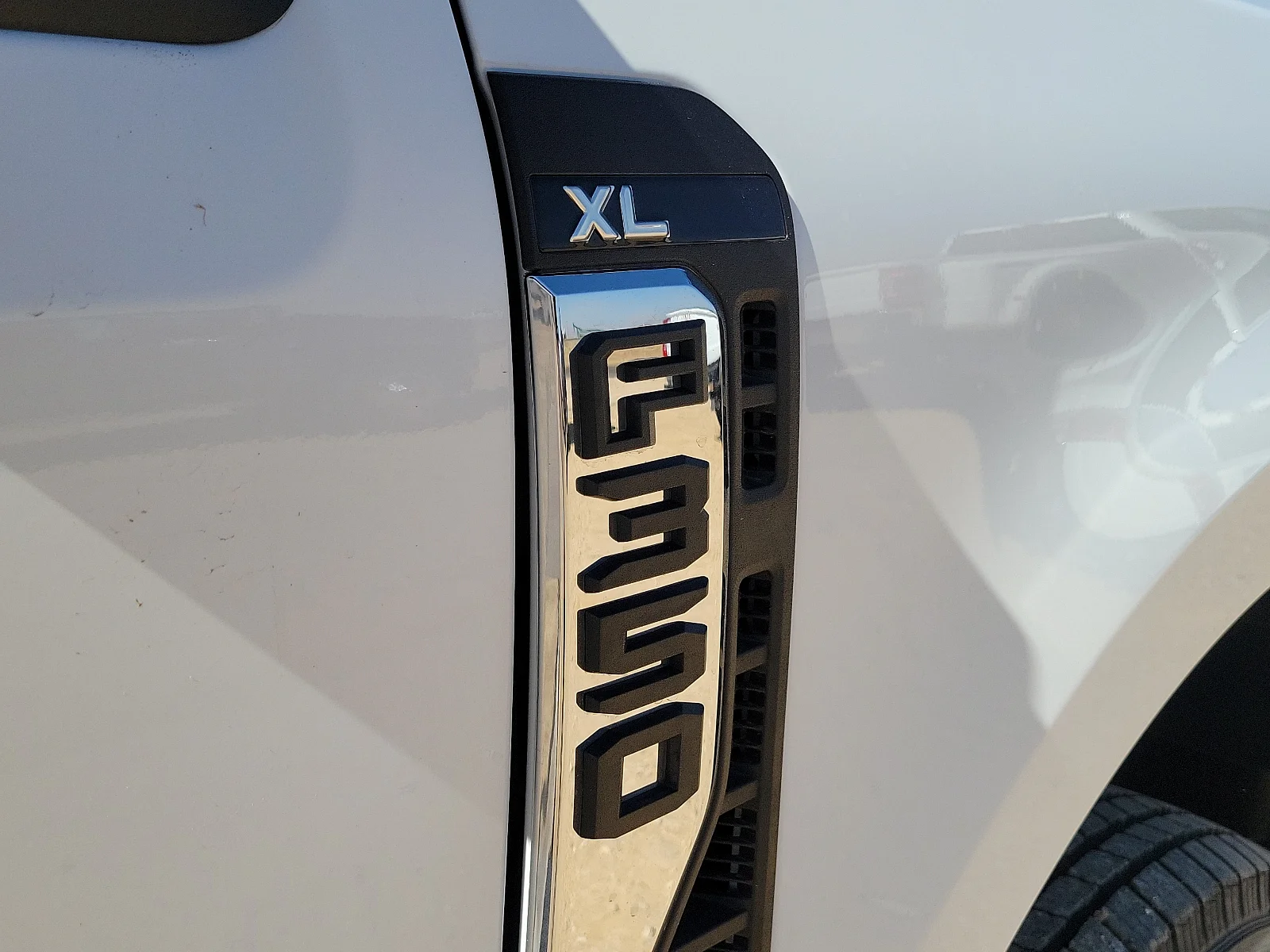 New 2025 Oxford White Ford XL image 9