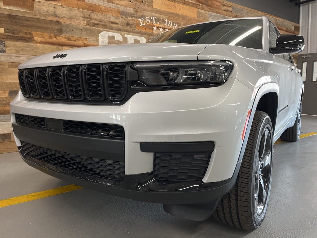 New 2025 Silver Zynith Exterior Paint Jeep Altitude X image 10