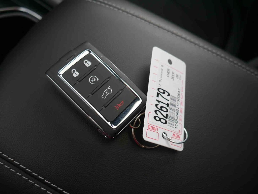 New 2026 Diamond Black Crystal Pearl-Coat Exterior Paint Jeep Laredo X image 29