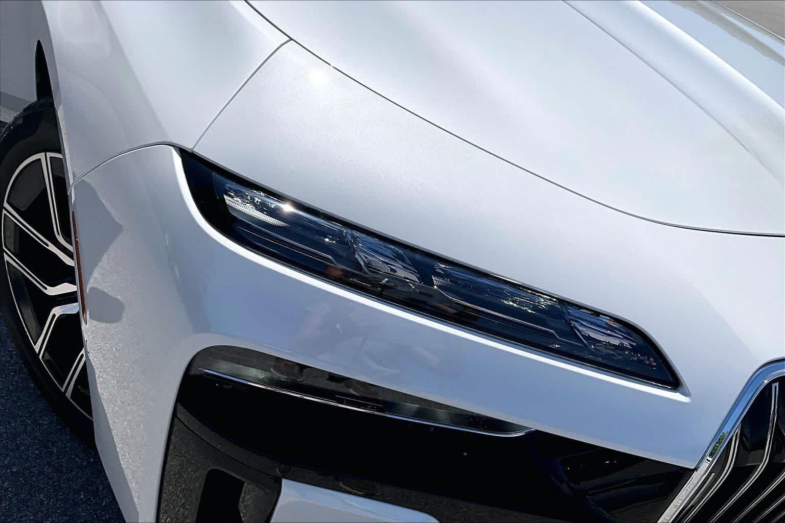 2025 BMW 7 Series 750e - Photo 28