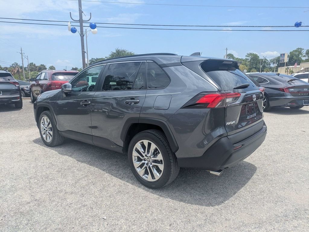 Used 2021 Gray Toyota XLE Premium image 5