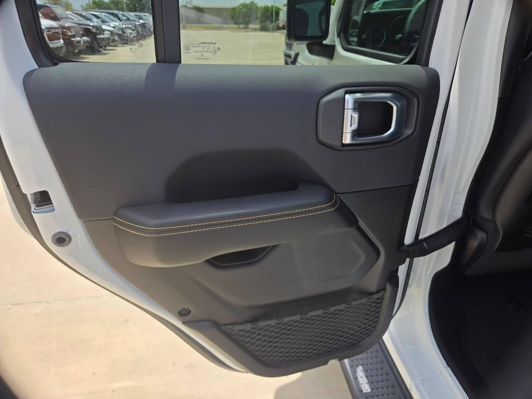 New 2026 Bright White Clear-Coat Exterior Paint Jeep Sahara image 14